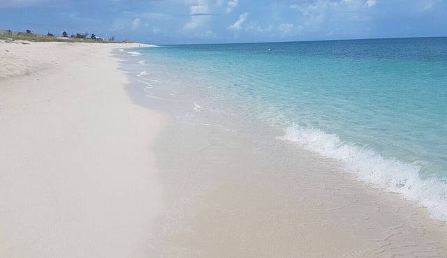 Direct on the white sand beach,N Victoria Hill