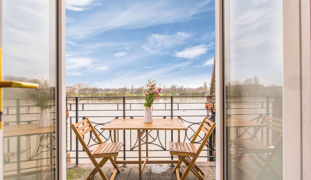 Direct River Views & only 15 mins to Central London