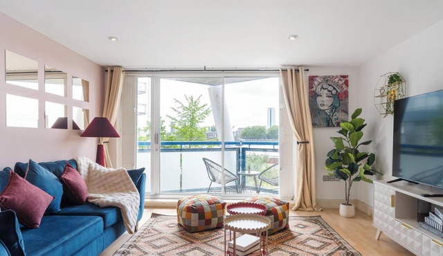 Direct Thames River View Apartment with Balcony Suit Family of 4