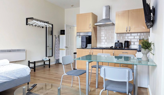 Discover our elegant, recently refurbished studio in Anfield, offering complimentary parking and located near the iconic Anfield Stadium.