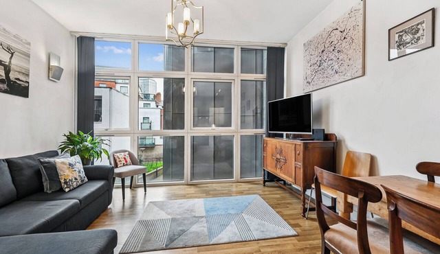 Discover Riverside Comfort at Tate Britain: Stylish 1-Bed Apartment (Sleeps 4)