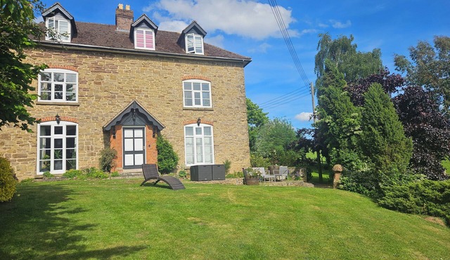 Dog friendly 7 bed farmhouse near Malvern Hills with huge hot tub and games room