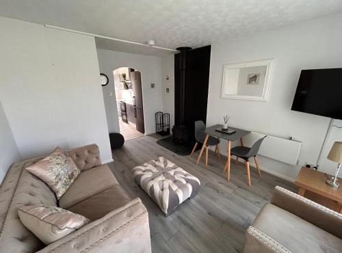 Dog Friendly Beachside Cottage Kessingland with private parking