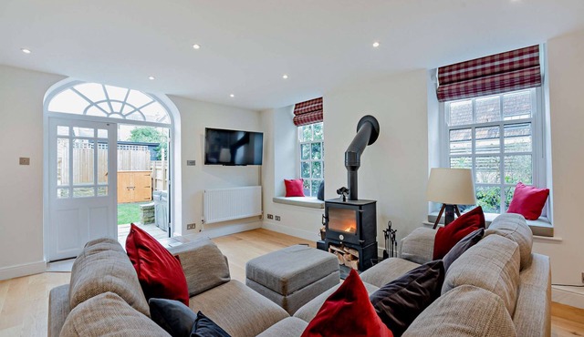 Dog friendly cottage with a hot tub - Vine Cottage