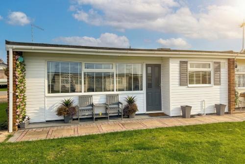 Dog friendly chalet in Hemsby by Winterton Cottages