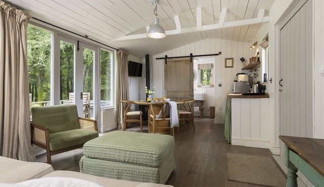 Dog friendly holiday home with a hot tub and woodland views - Keepers Stable