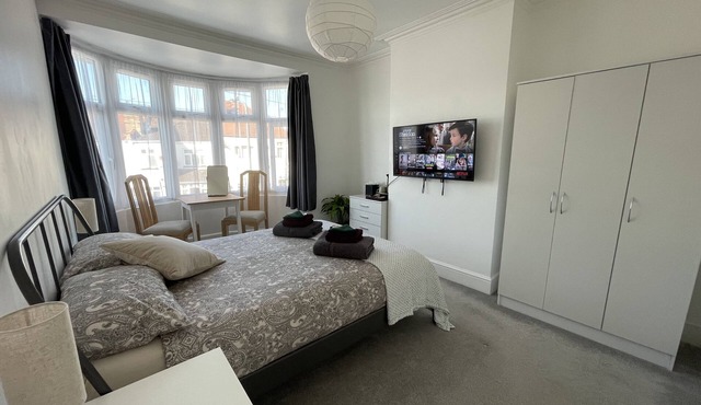 Double Bedroom with TV in Sudbury Hill Wembley - 10 mins from Wembley Stadium