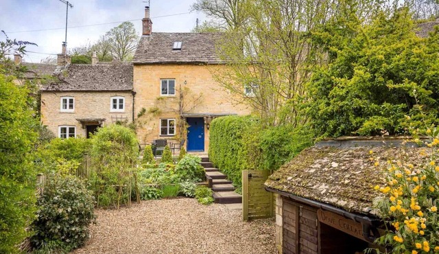 DOVE COTTAGE (NAUNTON), pet friendly, with open fire in Naunton