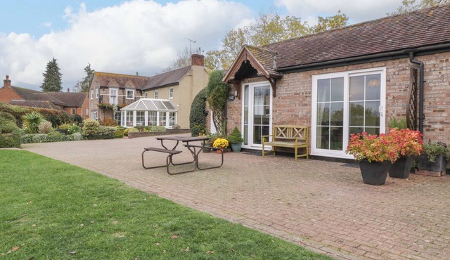 DOVECOTE COTTAGE, with a garden in Gloucester