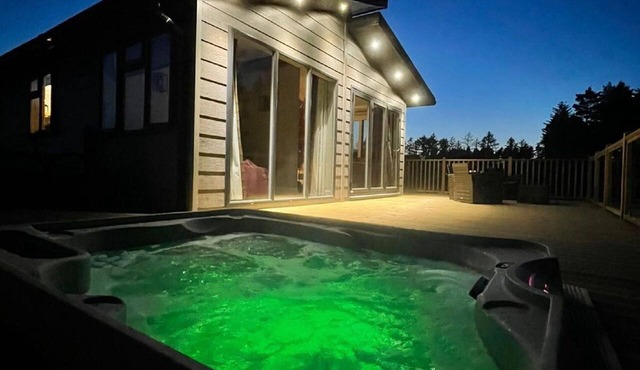 Dragonfly Lodge - 2 Bedroom Lodge with Hot Tub