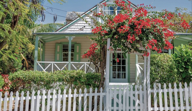 Dunmore House Entire House Historic Sweet and Cozy Bahamian Style Cottage!