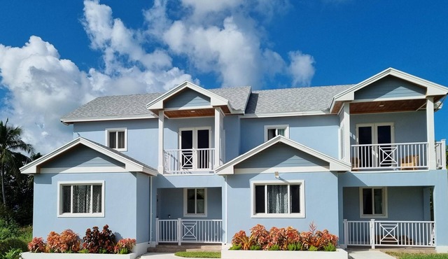 Duplex Townhouse, King Bed, Family-centric, Fast Wi-fi, near Beach, Free Parking