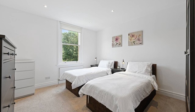 Ealing Broadway - Lovely 2 Bed flat w/offstreet parking - sleeps up to 6 people