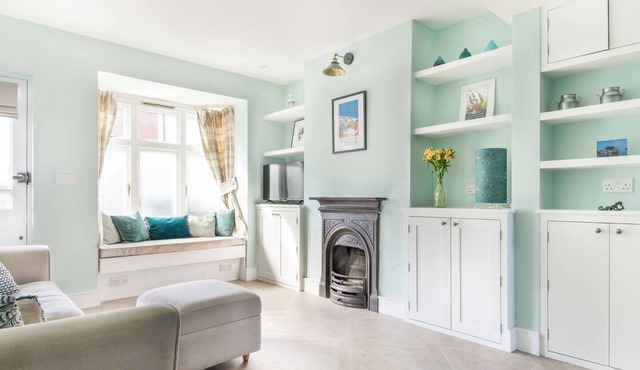 Eden Cottage sleeps six and is decorated with a relaxing vibe very close to the town & beach.