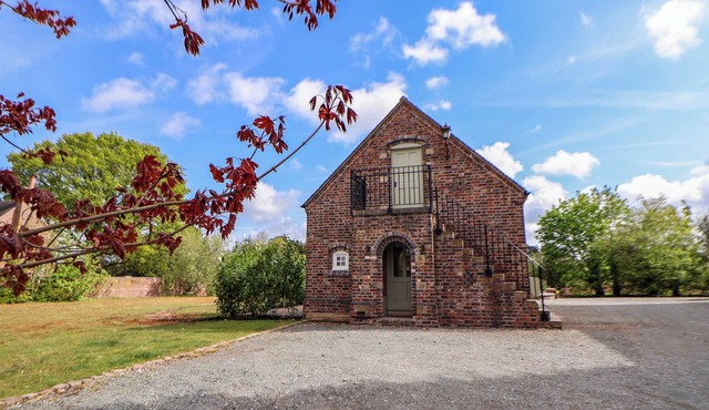 EGERTON COTTAGE, pet friendly, character holiday cottage in Betley