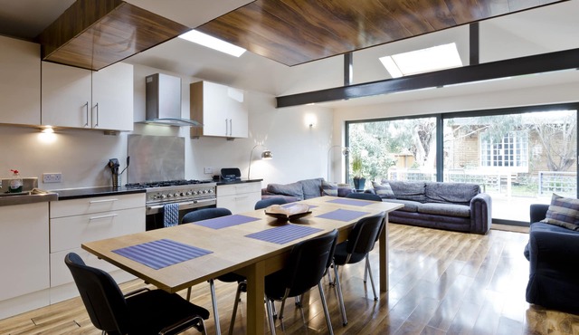 Egham House serviced apartment near Staines, Windsor, Ascot, Heathrow -sleeps 6