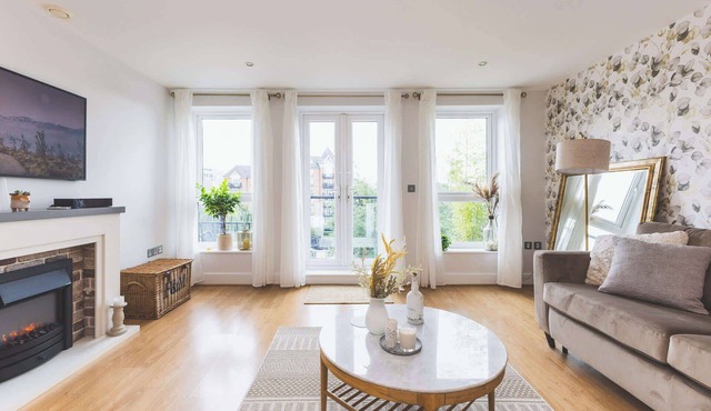 Elegant 2 BDR 2 Bath Apartment with Canal Views