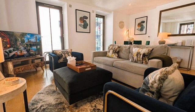 Elegant 2-Bed, 2-Bath Westminster Apartment with Air-Con