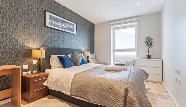 Elegant 2 Bed Apartment Within Many Attractions