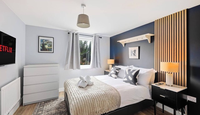 Elegant 2-Bedroom Apartment Near the High Street Balcony Free Parking Sky TV Yoko Property