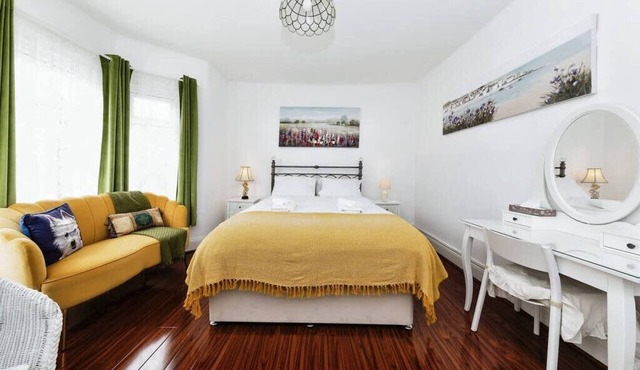 Elegant 3-Bedroom House in London