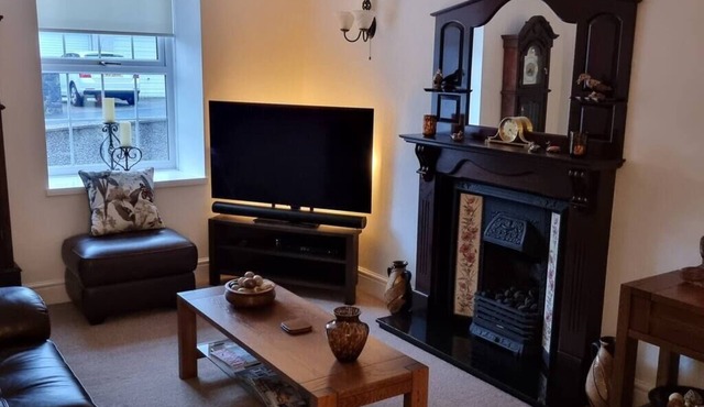 Elegant and Spacious Four Bedroomed Residential House, Great place to anchor to visit Snowdonia and