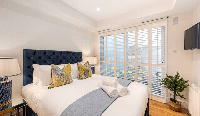 Elegant Belgravia Apartment with Private Patio