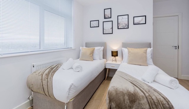 Elegant Central Private Parking Leisure Contractor