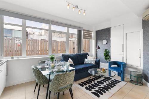 Elegant City Stay 2BR with Ensuite & Dining Area