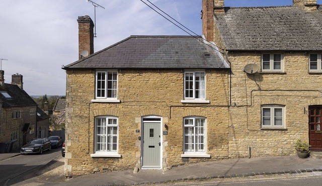 Elegant family friendly holiday cottage in the Cotswolds - The Smithy