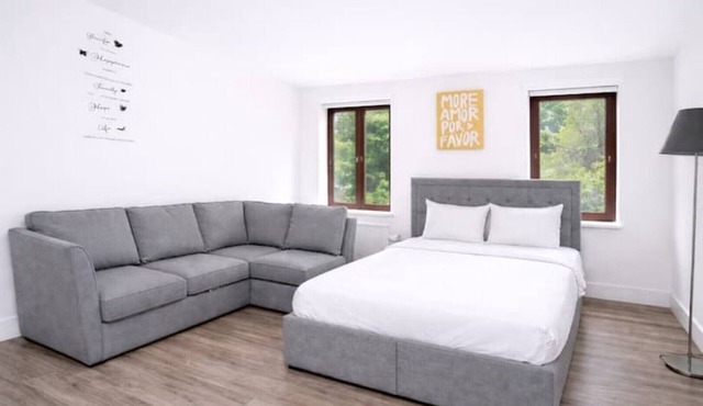 Elegant Flat | 2-Min Walk to Watford Junction