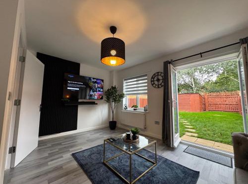 Elegant & Modern 3 bed home with free parking & WiFi - sleeps 8