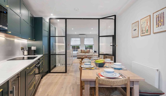 Elegant split level High St Ken Apt with Terrace