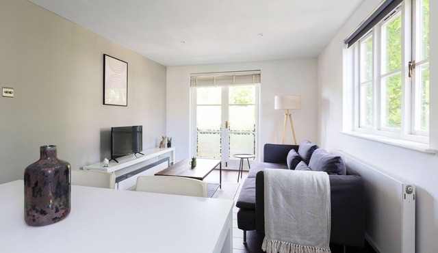 Elegant Stamford Bridge Condo at Brompton Park