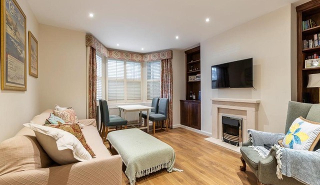 Elegant Two Bedroom Flat in Redcliffe Gardens