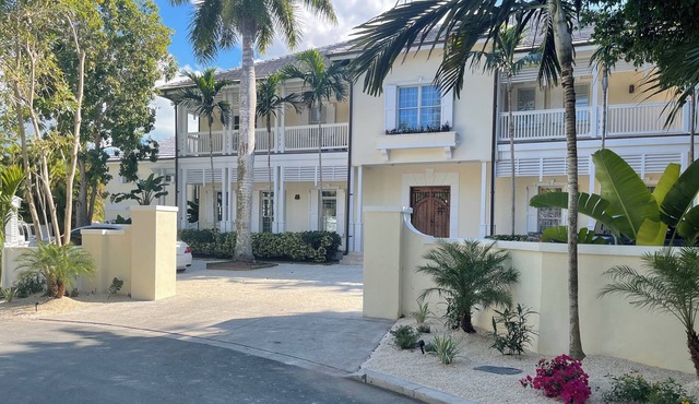 Enchanted Villa guarded community, Large Pool, Lush Garden, amazing water view
