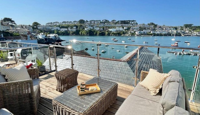 Enchanting Harbourside Cottage with Panoramic Views