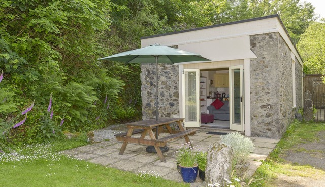 ENGINE HOUSE, pet friendly, character holiday cottage in Bridford