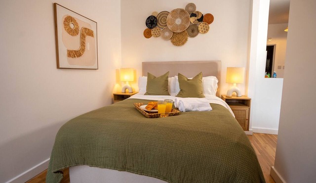 Enjoy a "boho Style" Serviced Apartment Located in the Heart of Cambridge!