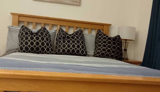Enjoyable 3-bedroom bed & breakfast in Clapham. Big house in a safe environment.