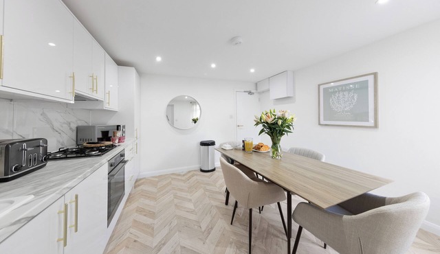 Enjoyable Cornerstone cottage w/Netflix in charming Orpington. Sleeps 7 people