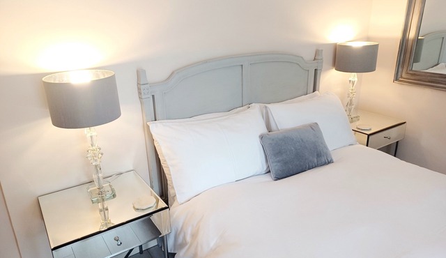 Ensuite Double Room Own Entrance in Art Deco House
