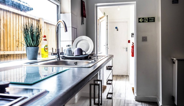 Ensuite5 Woodhouse private bath 2kitchen