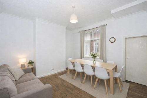 Entire Central 3 Bedroom House, Sleeps 8, Parking, Pet Friendly