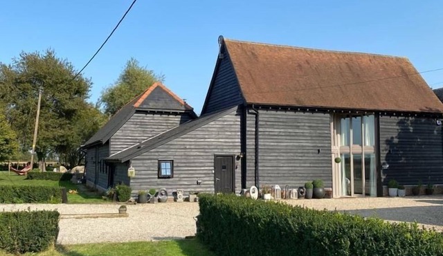 Entire Contemporary Barn 5 bedrooms-rural location