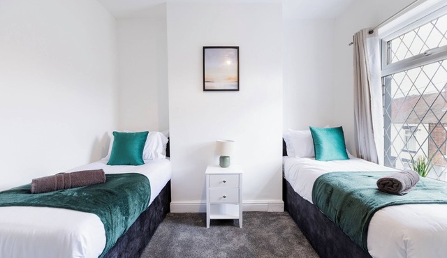 Entire Modern Home, Sleeps 7, Free Parking & WiFi