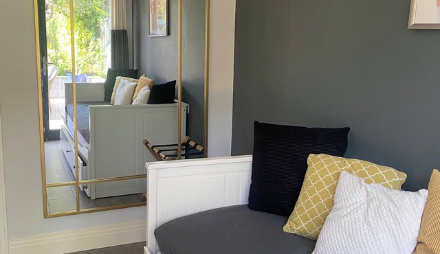 Entire Place | Own Entrance | Kitchen | Garden | WiFi | Walk to Tube | Parking