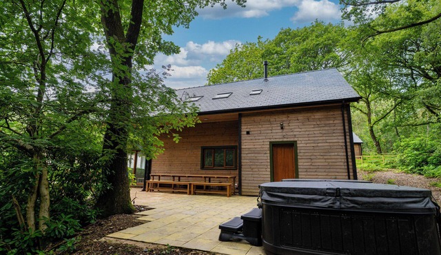 Errwood; woodland lodge for 14 with 2 hot tubs in the Staffordshire Moorlands