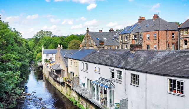 ESK VIEW COTTAGE, pet friendly, with open fire in Grosmont