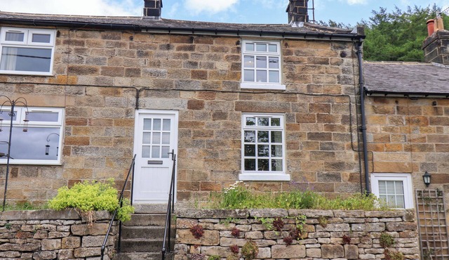 ESKDALE VIEW, 5 HOLLINS COTTAGES, pet friendly in Grosmont